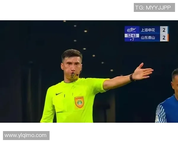 足球巨星禁区手球引争议 裁判判罚引发激烈讨论与质疑 足球巨星禁区手球引争议 裁判判罚引发激烈讨论与质疑