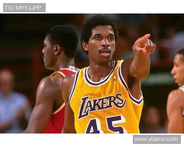 白发白人足球球星的传奇人生与场上风采揭秘