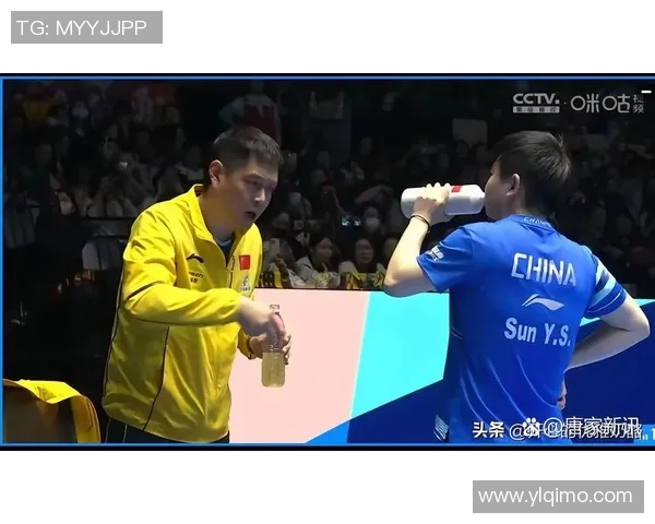 足球球星比赛间隙淡定喝水瞬间展现独特魅力与从容风采 足球球星比赛间隙淡定喝水瞬间展现独特魅力与从容风采